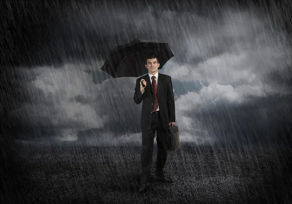 Jeune homme d'affaires avec parapluie — Photo