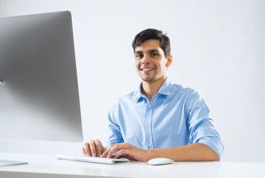 Bilgisayarda çalışan genç adam