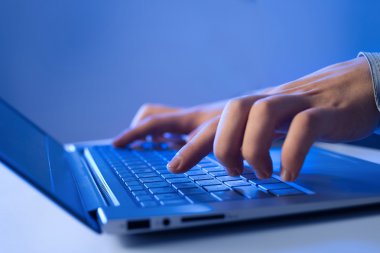 dizüstü bilgisayar kullanan adam