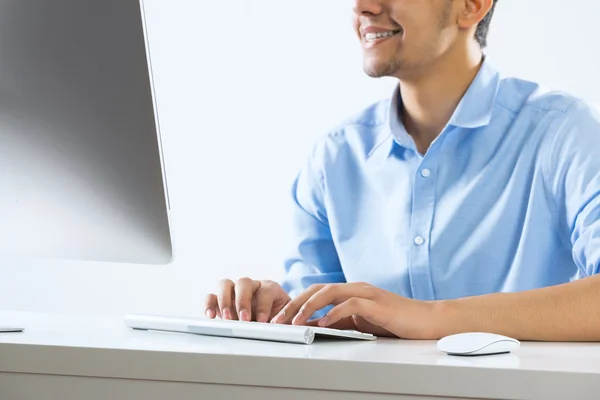 Man typing on keyboard — Stock Photo, Image