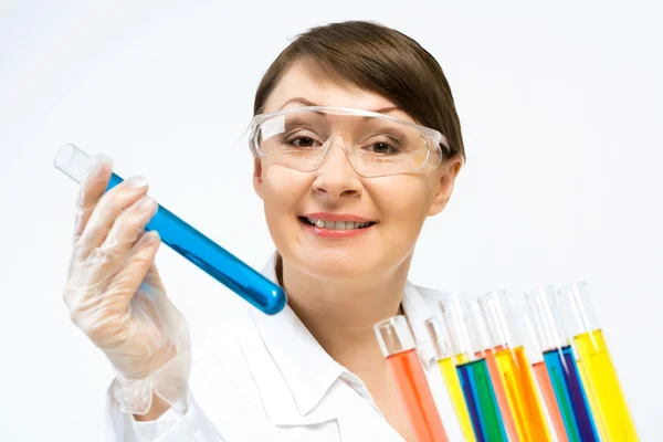 Cientista feminina atraente fazendo testes — Fotografia de Stock