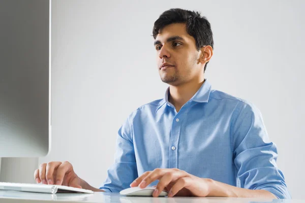 Homem trabalhando no computador — Fotografia de Stock