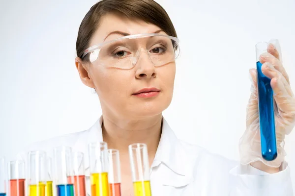 Cientista feminina atraente fazendo testes — Fotografia de Stock