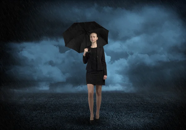 Jungunternehmerin mit Regenschirm — Stockfoto