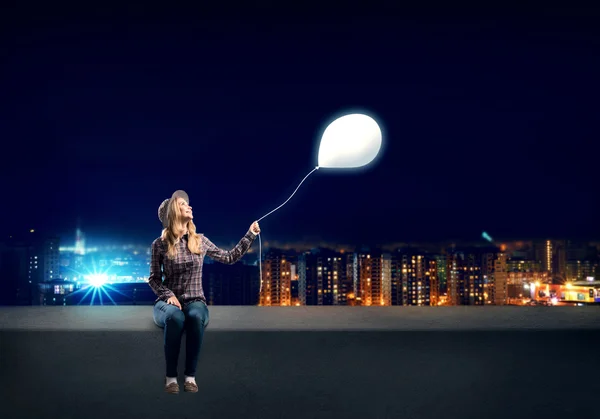 Jeune femme dans une tenue décontractée ballon — Photo