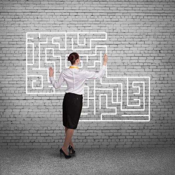 Affärskvinna ritning labyrint på vägg — Stockfoto
