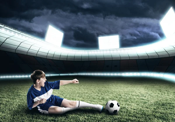 Menino jogador de futebol chutando bola — Fotografia de Stock