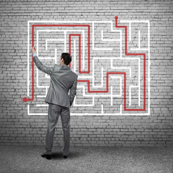 Podnikatel výkresu labyrint na zeď — Stock fotografie
