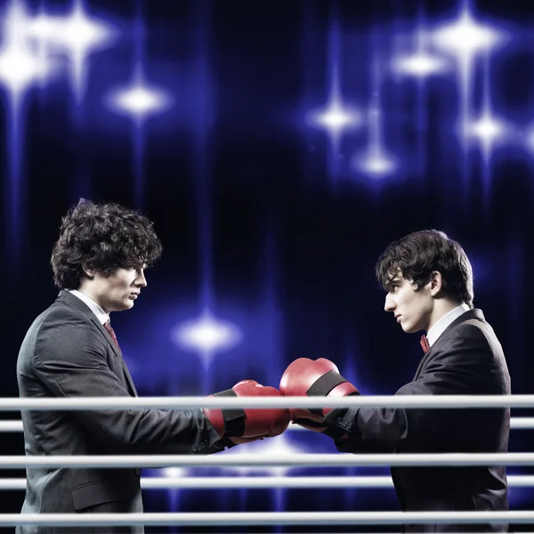 Два бизнесмена в боксёрских перчатках — стоковое фото