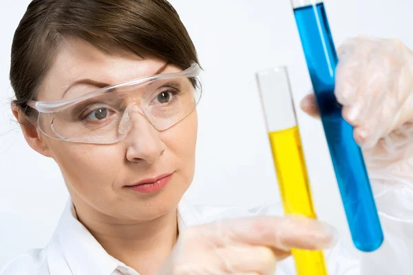 Cientista feminina atraente fazendo testes — Fotografia de Stock