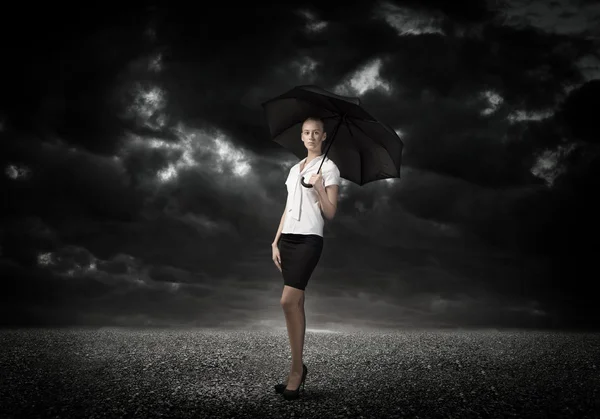 Молода бізнес-леді з парасолькою — стокове фото