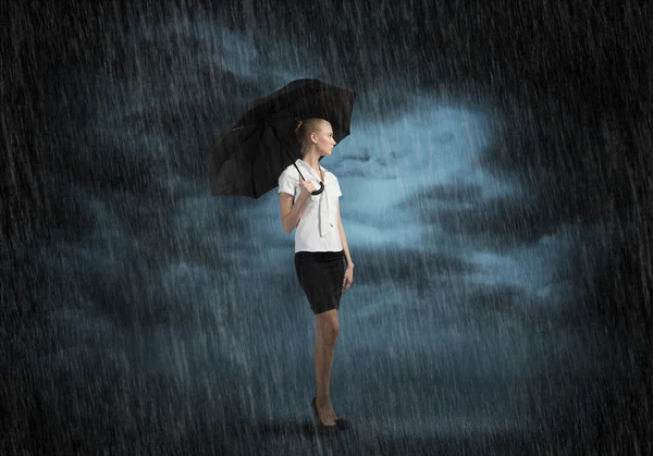 Jeune femme d'affaires avec parapluie — Photo