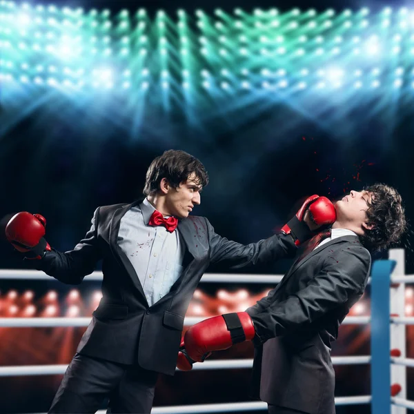 Dos hombres de negocios con guantes de boxeo — Foto de Stock