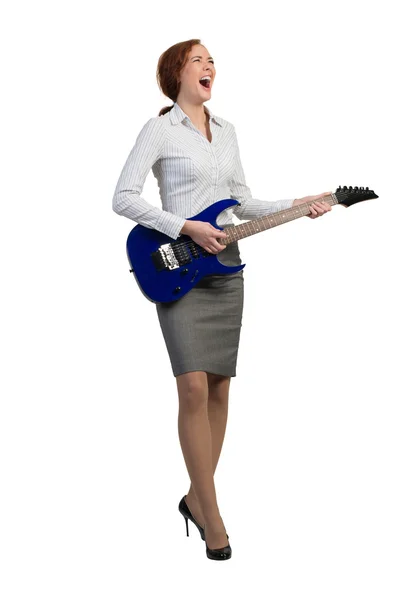 Zakenvrouw spelen gitaar — Stockfoto