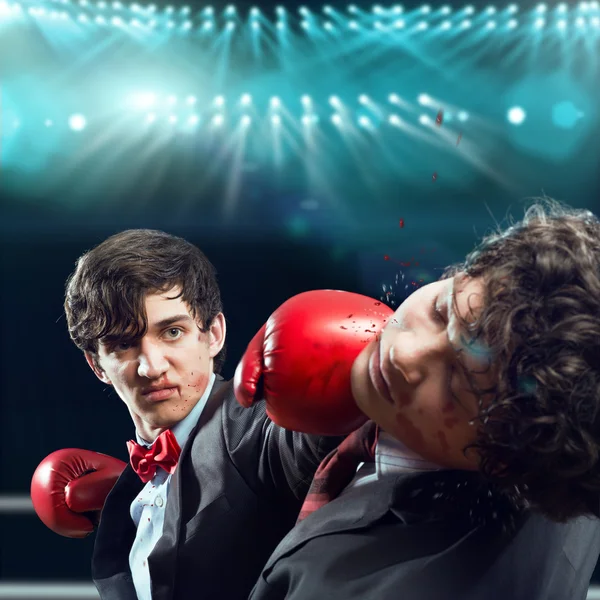 Два бизнесмена в боксёрских перчатках — стоковое фото