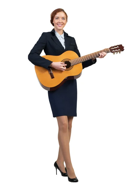 Zakenvrouw spelen akoestische gitaar — Stockfoto