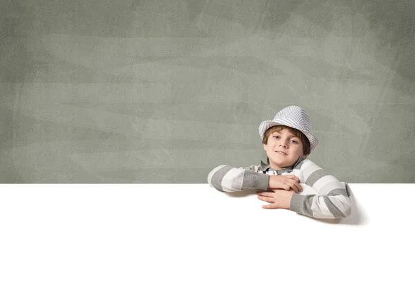 Chlapec s prázdné reklamní tabule — Stock fotografie