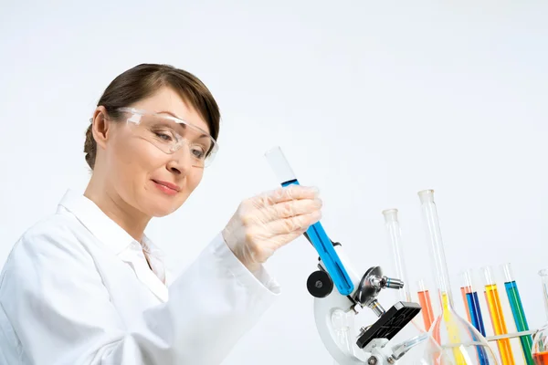 Wissenschaftlerin macht Tests im Labor — Stockfoto