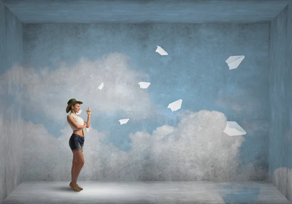 Bonita chica adolescente con aviones de papel — Foto de Stock