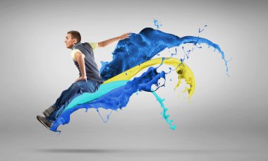 Modern tarz dansçı atlama