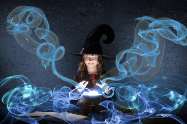 Küçük şirin halloween cadı