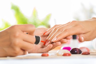 Kadın manikür alma salonda