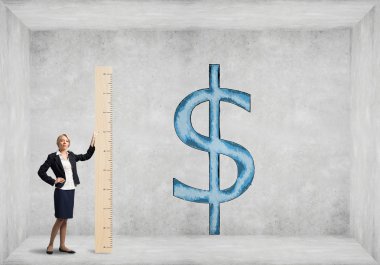 Genç işkadını dolar işareti ölçme