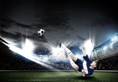 Futbol topu tekmeleme çocuk evlat