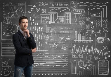 Düşünceli delikanlı ve çizimler