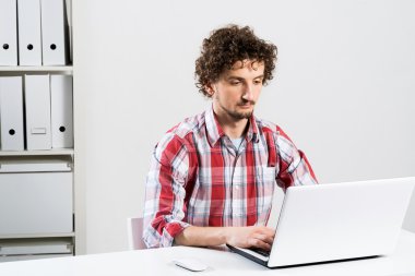 Ofiste çalışan adam.