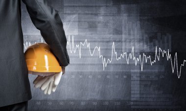 kask içinde el ile işadamı