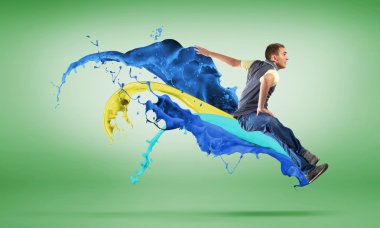 Modern tarz dansçı atlama