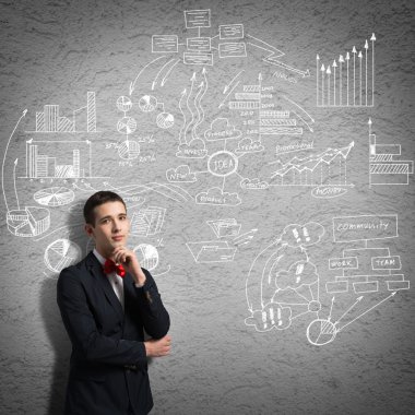 Düşünceli delikanlı ve çizimler