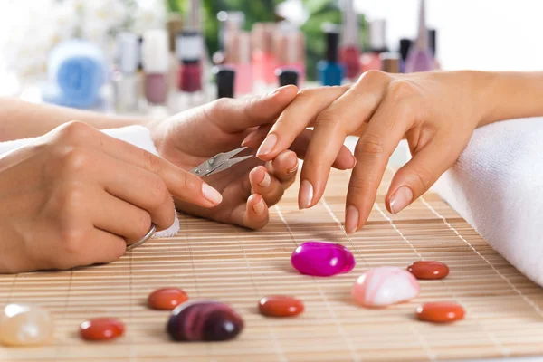 Kvinde i salon modtager manicure - Stock-foto