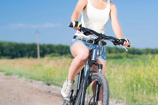 Junge Frau fährt Fahrrad — Stockfoto