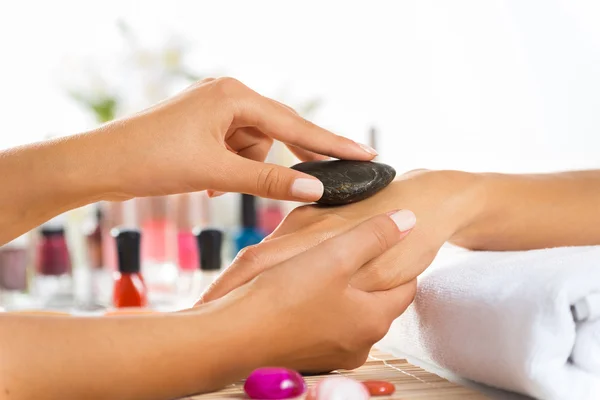 Mujer en el salón recibiendo manicura —  Fotos de Stock