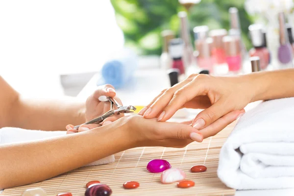 Mujer en el salón recibiendo manicura — Foto de Stock