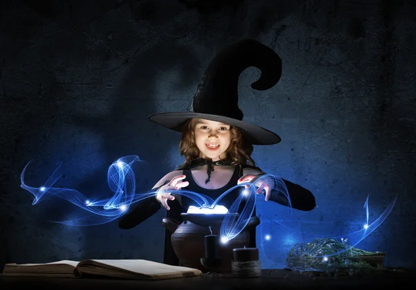 Pequena bruxa halloween bonito — Fotografia de Stock
