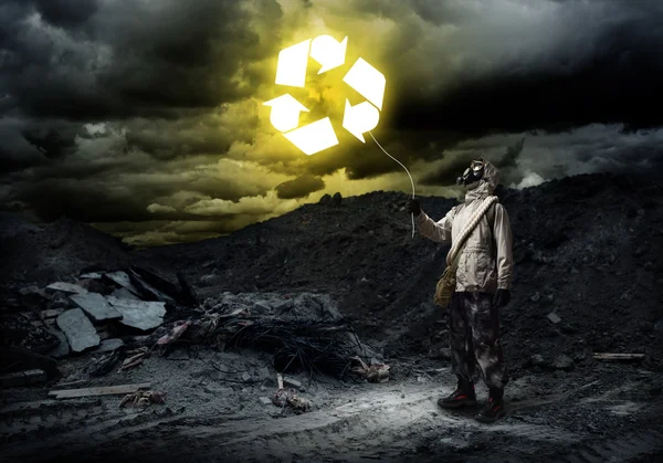 Человек в респираторе с радиоактивным шаром — стоковое фото