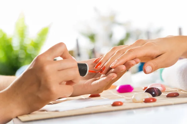 Kobieta w salonie otrzymania do manicure — Zdjęcie stockowe