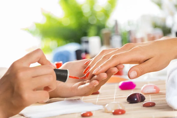 Donna in salone che riceve la manicure — Foto Stock