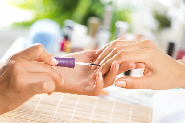 Donna in salone che riceve la manicure — Foto Stock