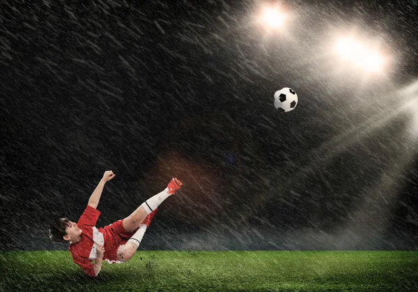 子供のサッカー ボールを蹴る少年 — ストック写真
