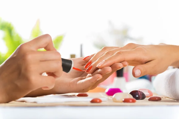 Woman in salon receiving manicure — Stock Photo, Image