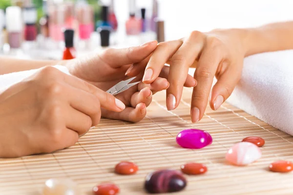 Woman in salon receiving manicure — Stock Photo, Image