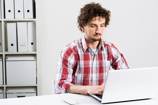 Homem trabalhando no escritório — Fotografia de Stock