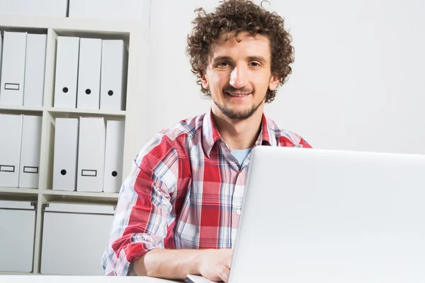 Homme travaillant au bureau — Photo