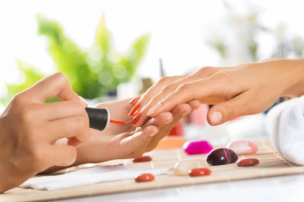 Frau im Salon erhält Maniküre — Stockfoto