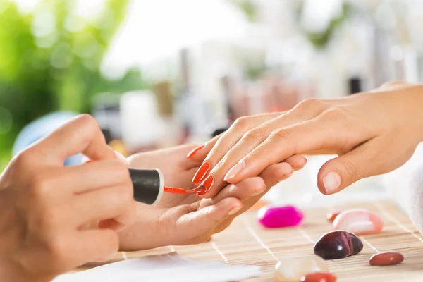 Vrouw in salon ontvangen manicure — Stockfoto