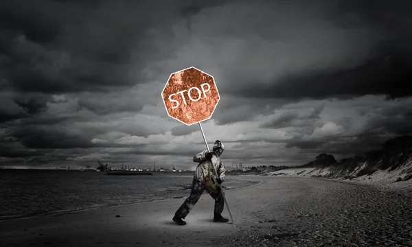 Perseguidor com placa de paragem de precaução — Fotografia de Stock